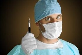 Chirurg, ktorý robí operáciu na zväčšenie penisu zo zdravotných dôvodov