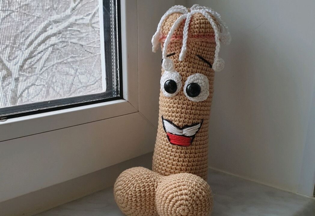 pletená hračka symbolizuje zväčšený penis